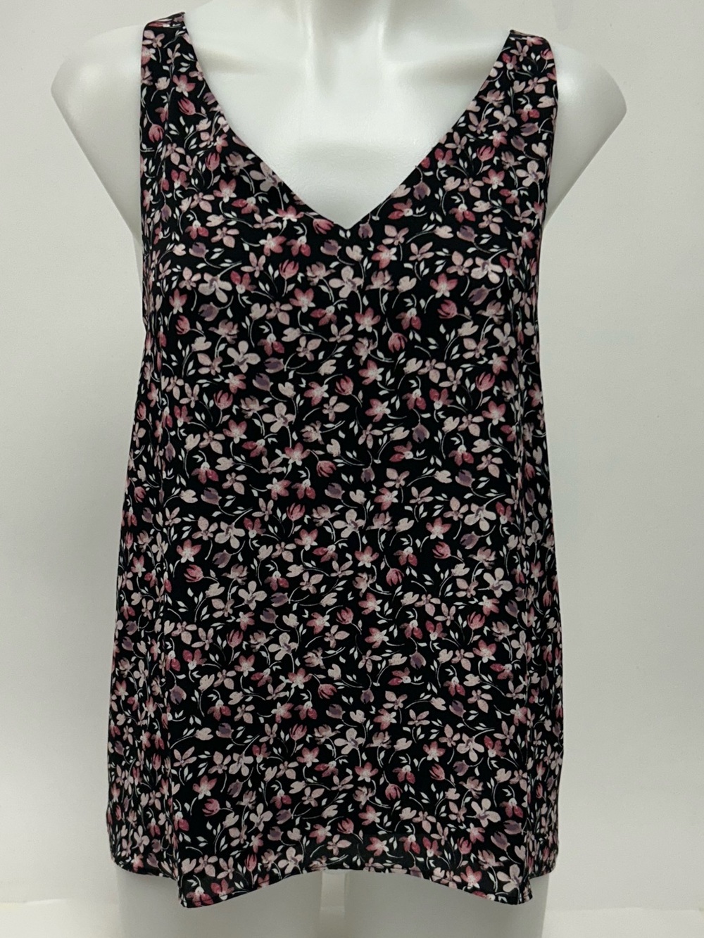 NWT-Reitmans V-Neck Floral Tank Top